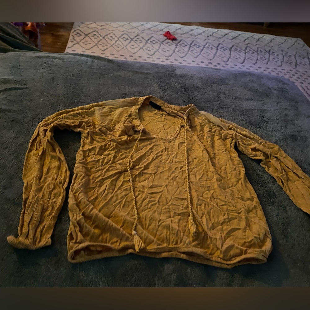 I’m selling a gold Ida yellow shyanne long sleeve